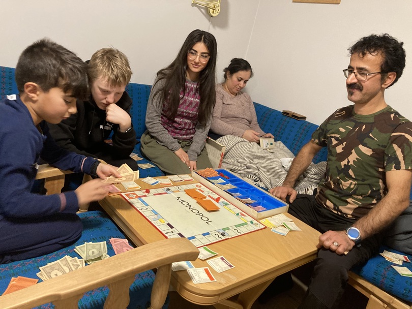 Familie spiller brettspill