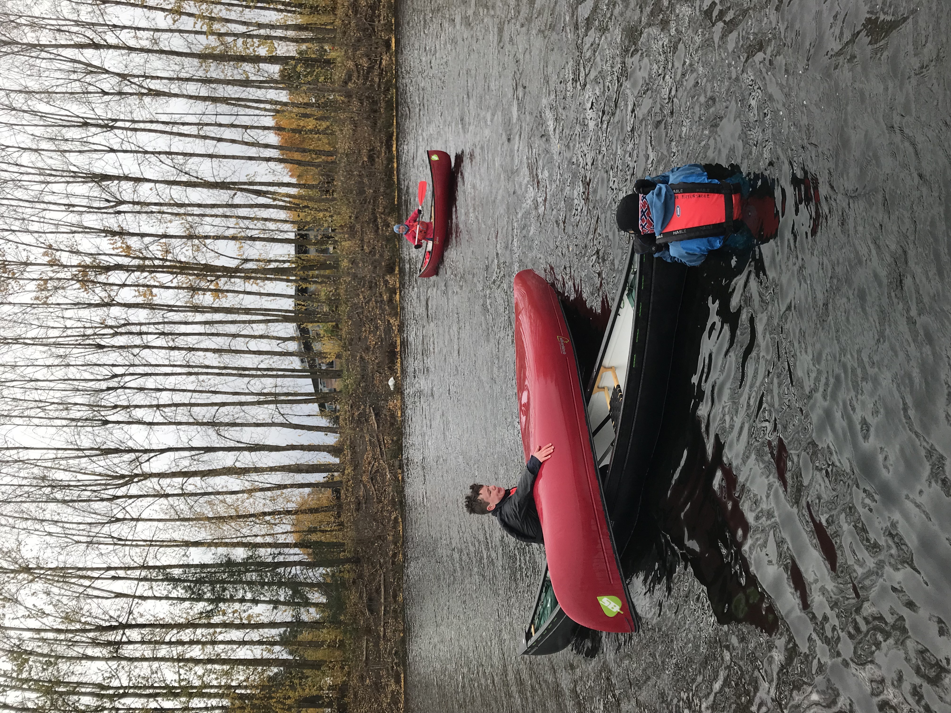Tømming av kajakk før hjelp til å komme om bord igjen.