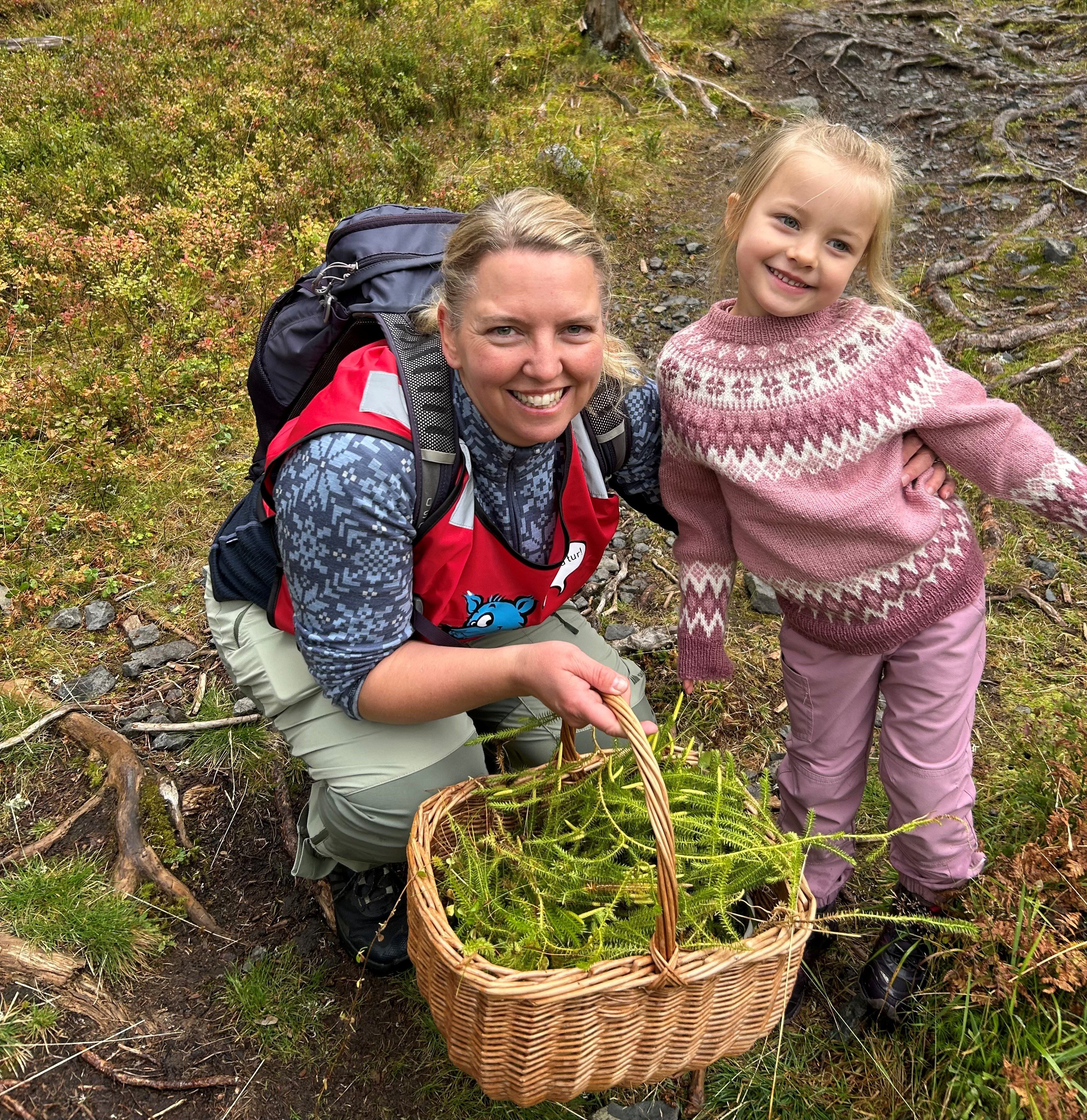 Stine og Fredrikke med kuven full av Kr&aring;kefot.
