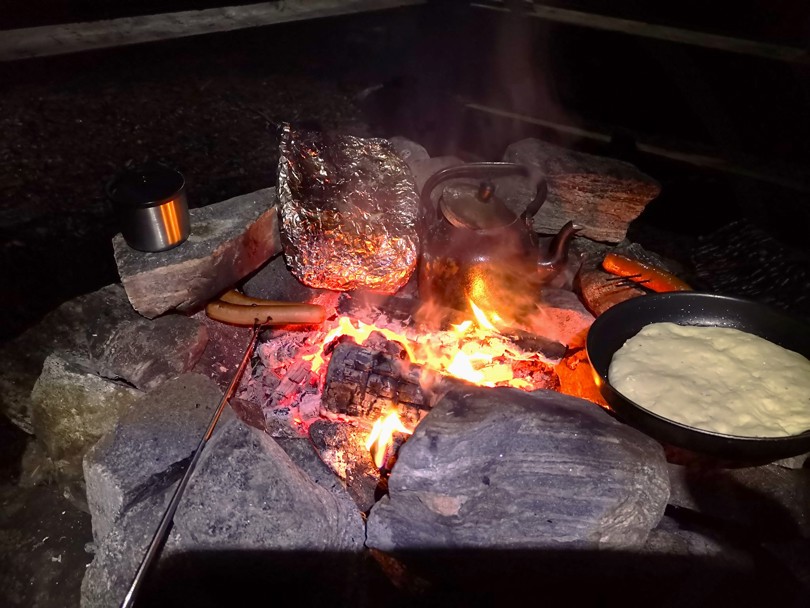 Mat og kaffe lages på bålet