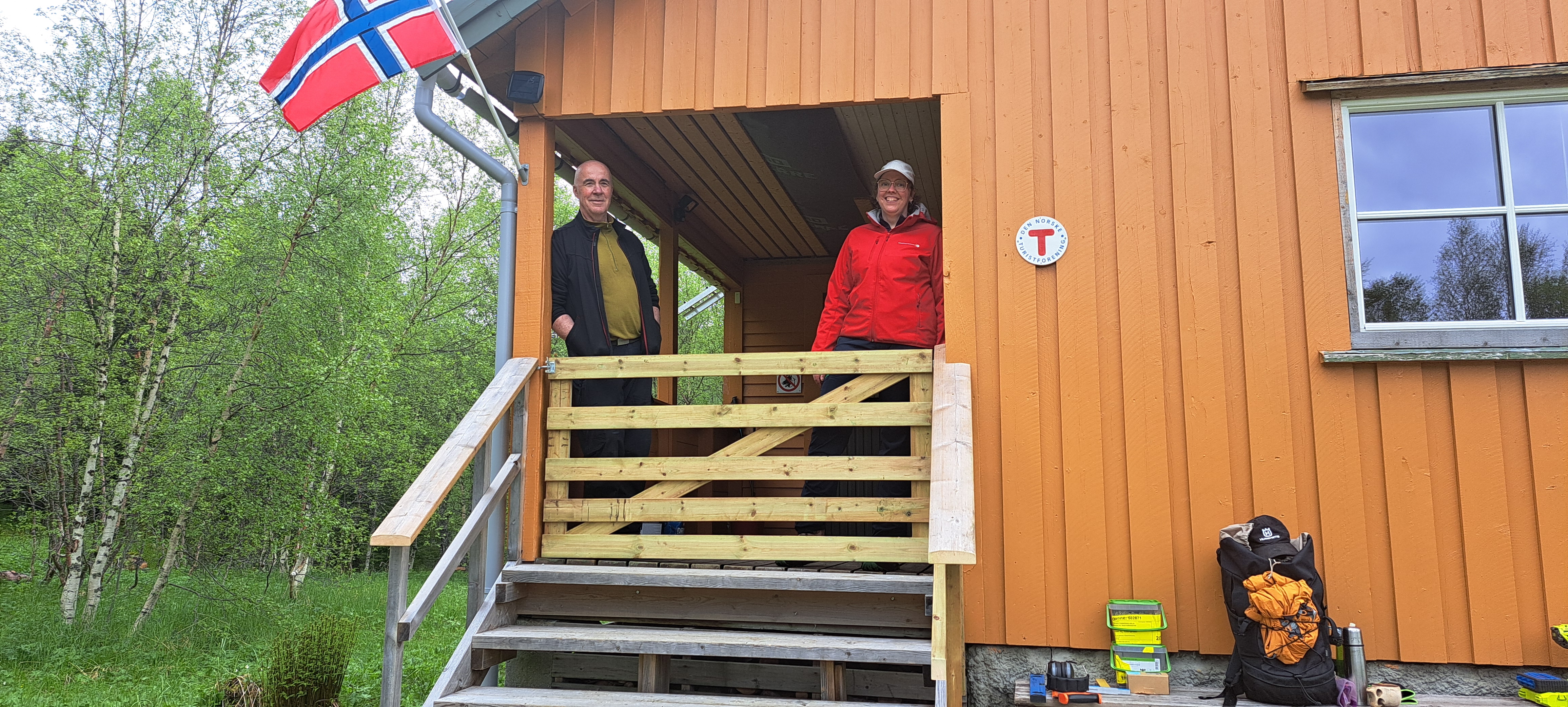 Tregjerde ved inngangsparti til gul hytte