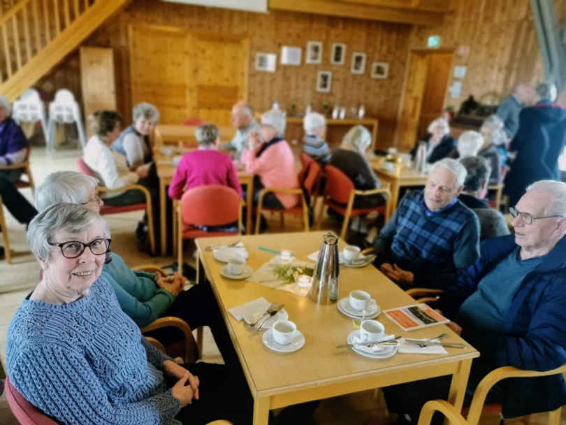 Mange mennesker koser seg med kaffeservering