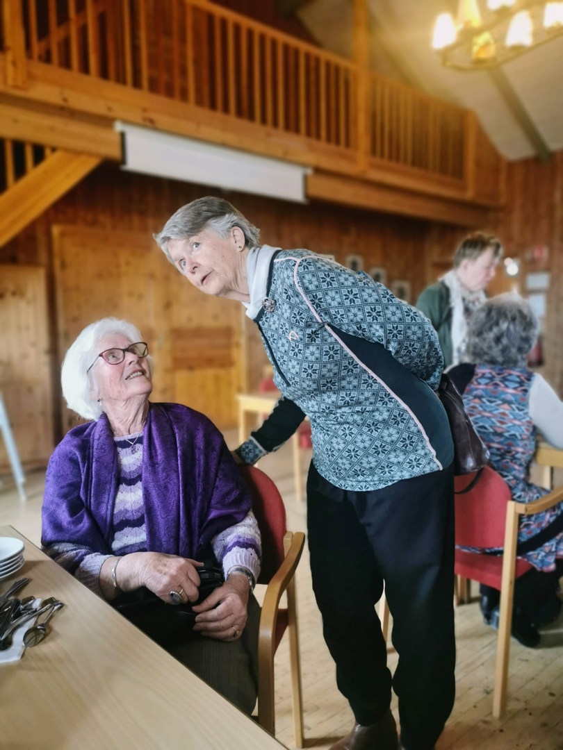 To damer snakker sammen