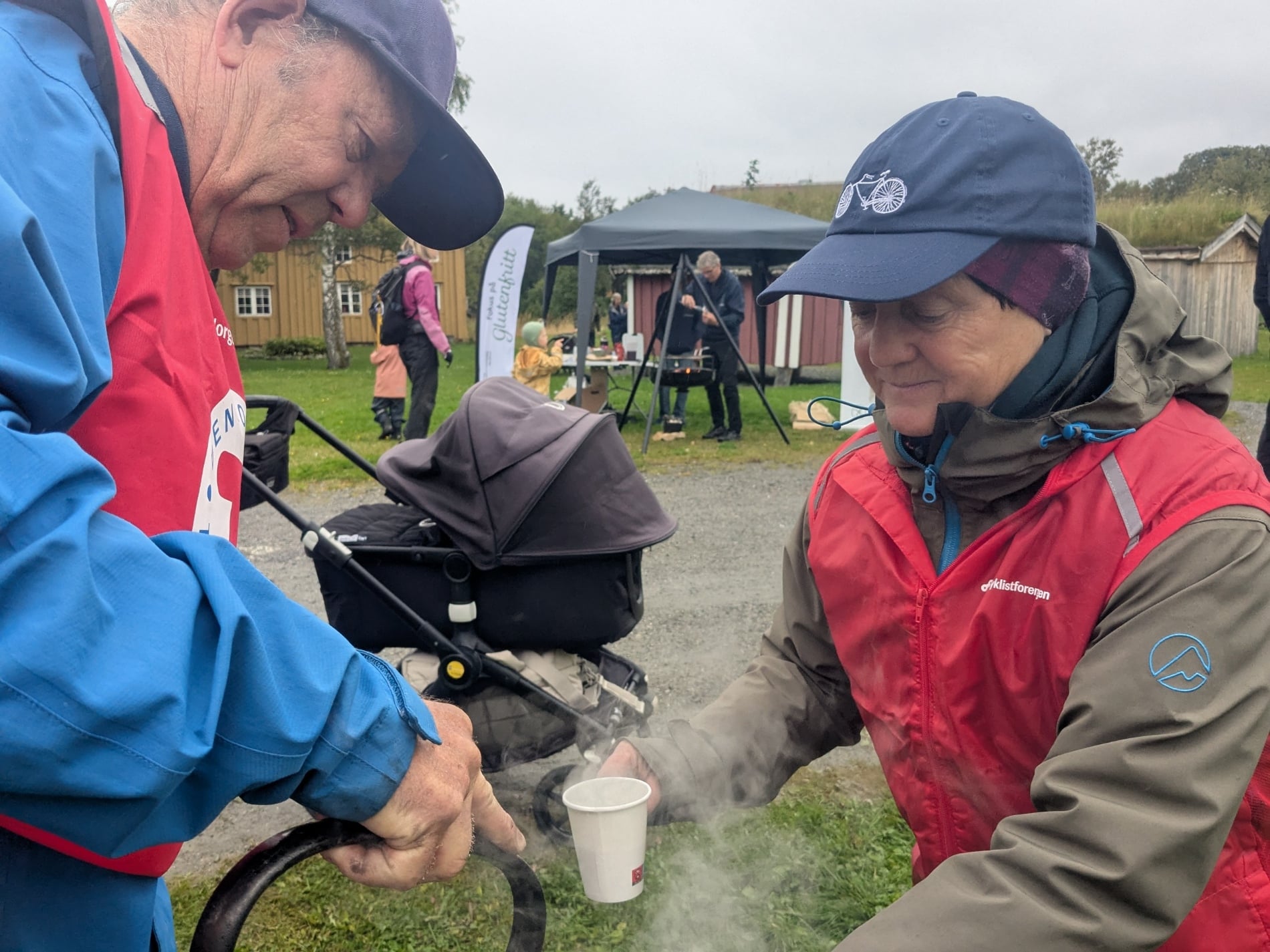 En person serverer b&aring;lkaffe fra en svart kjele til en annen