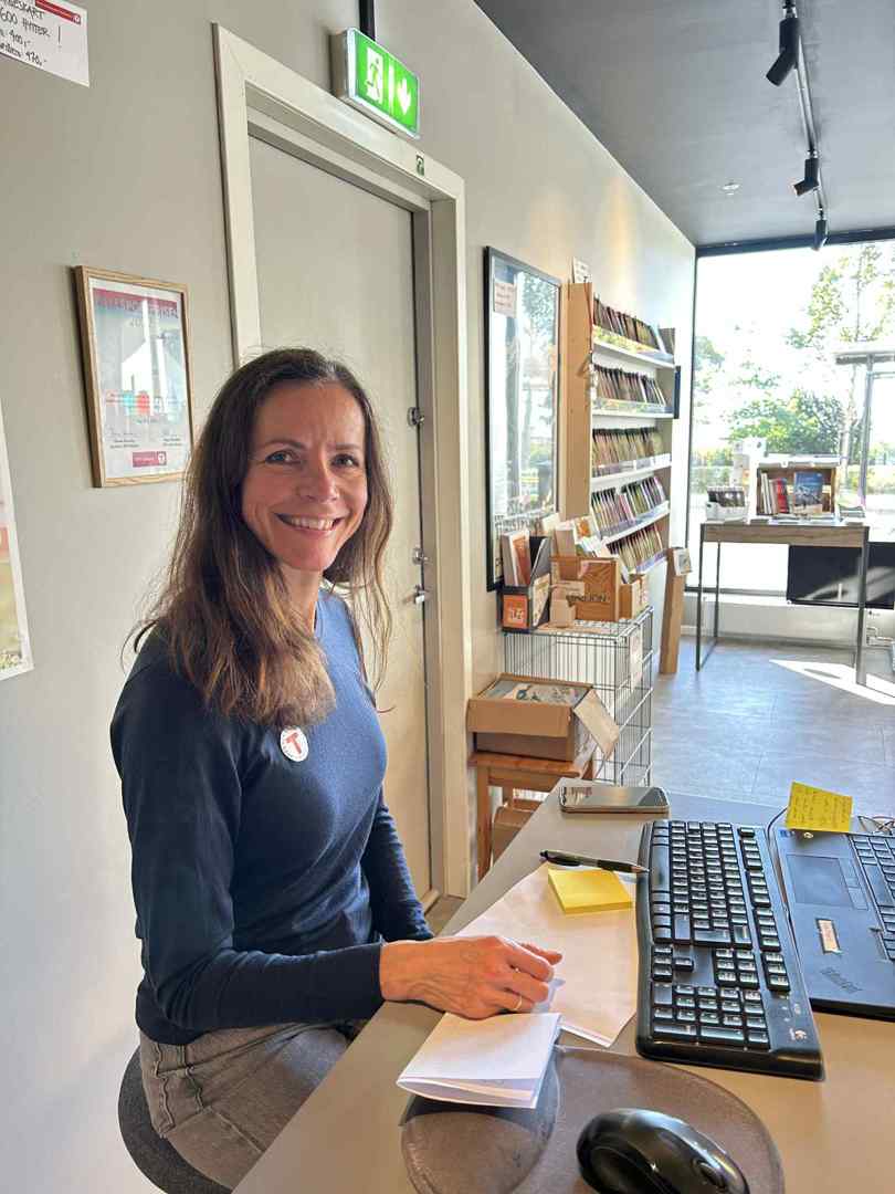 Marit på sin kontorplass i tursenteret