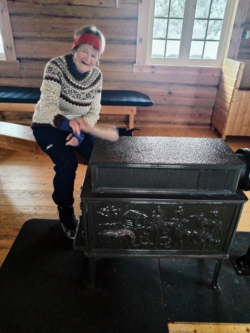 Dame sitter inne på Blåmyrkoia.