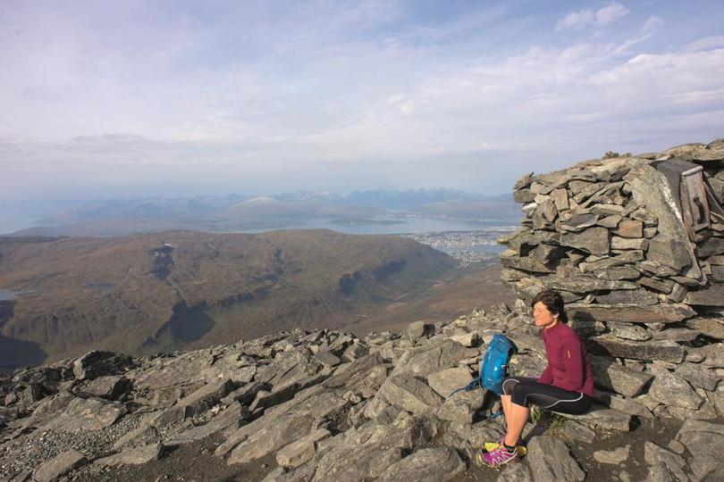 NORDENS PARIS: Fra varden på toppen av Tromsdalstinden ser du lenger enn langt og har kort vei ned til en ettermiddag i Tromsø. Foto: Julie Maske