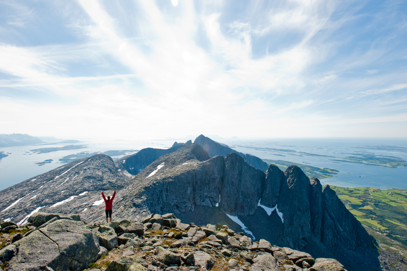 MAGISKE HELGELAND: Turen over Sju søstre krever at du er i meget god form og at du setter av en hel dag og vel så det. Start i sør og gå nordover. Foto: Sindre Thoresen Lønnes