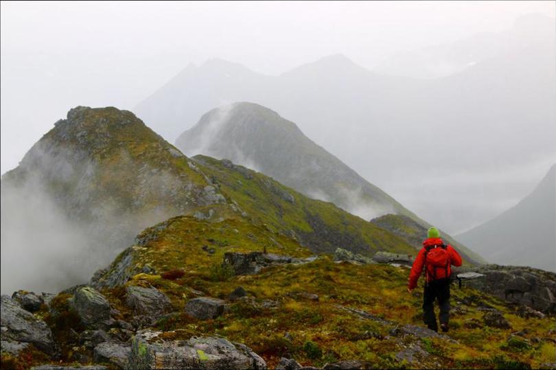 VELG RIKTIG: Denne rundturen kan gås begge veier. Har du dårlige knær, anbefales å starte med de bratte partiene opp eggen, og ned på baksiden. Foto: Rune Sæbønes