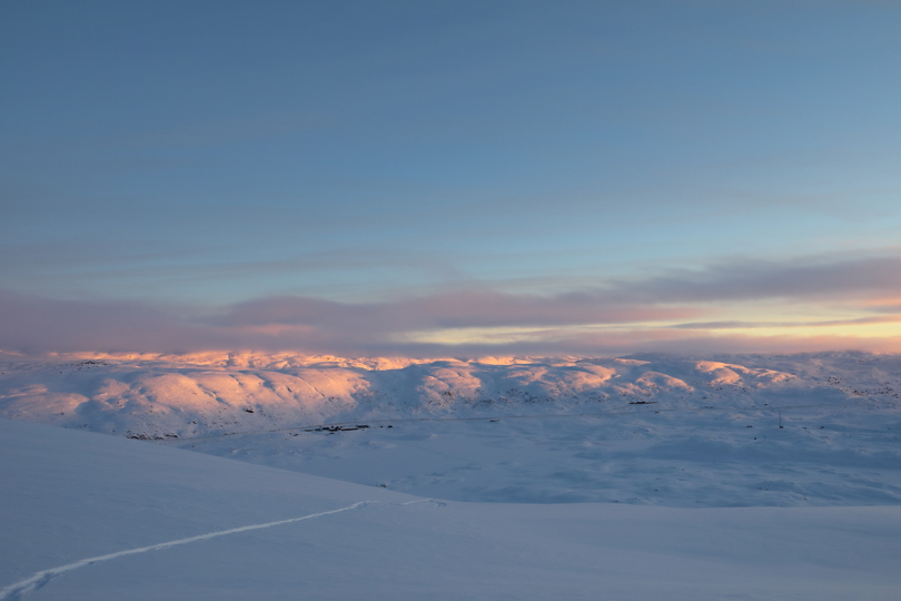 Solnedgang på snøkledde fjell omfavner haukeliseter fjellstue