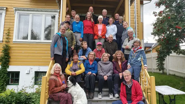 Alle samlet på trappa på Sommerhotellet før avreise