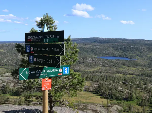 Litt nye skilt på Stolsvassnuten i Nissedal