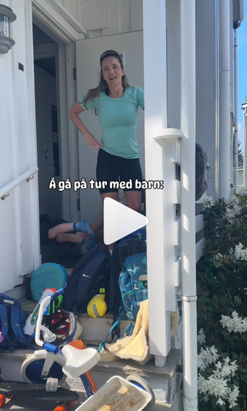 kvinne i døråpningen til et hus