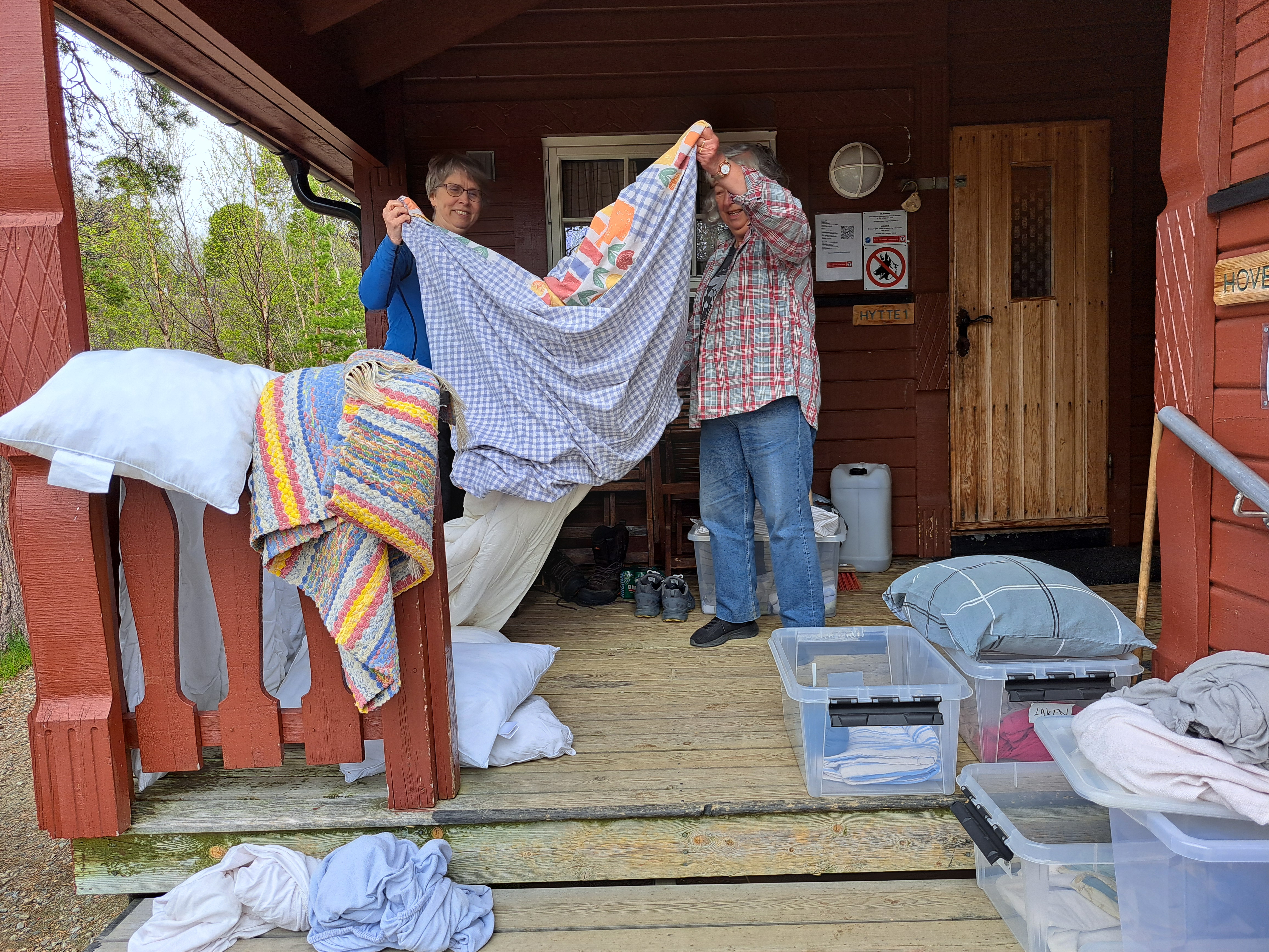 To damer p&aring; ei trapp. Fargerikt senget&oslash;y. 