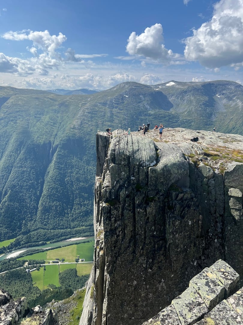 Utsikt ut over Ekkertind og turdeltagerne 
