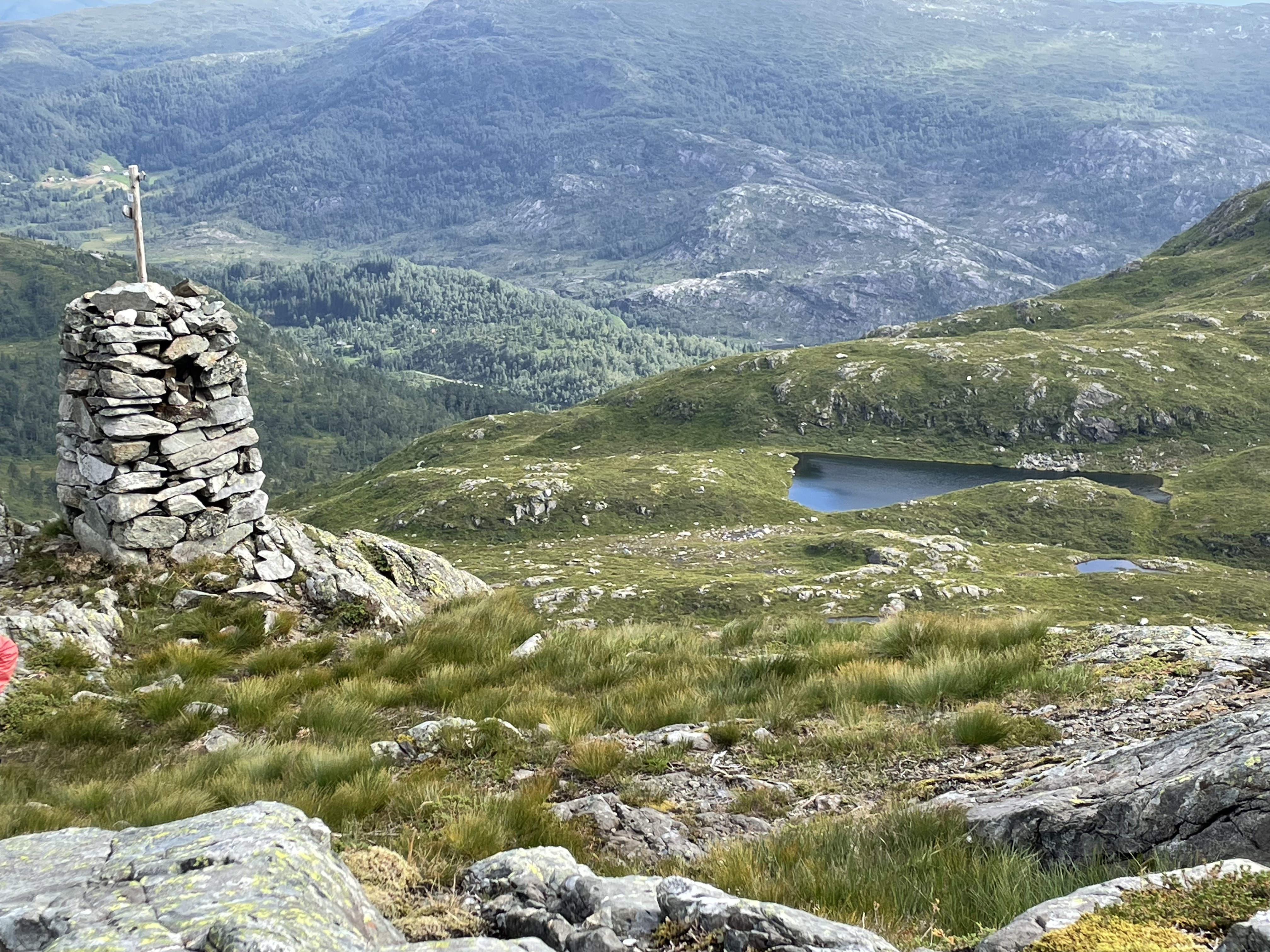 Varde og utsikt over fjellandskap.