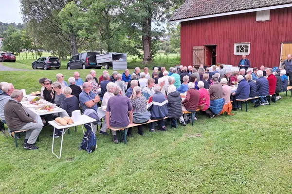 Mange mennesker ved langbord