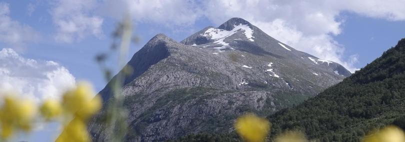 Utsikt mot massivt fjell dekket med stein