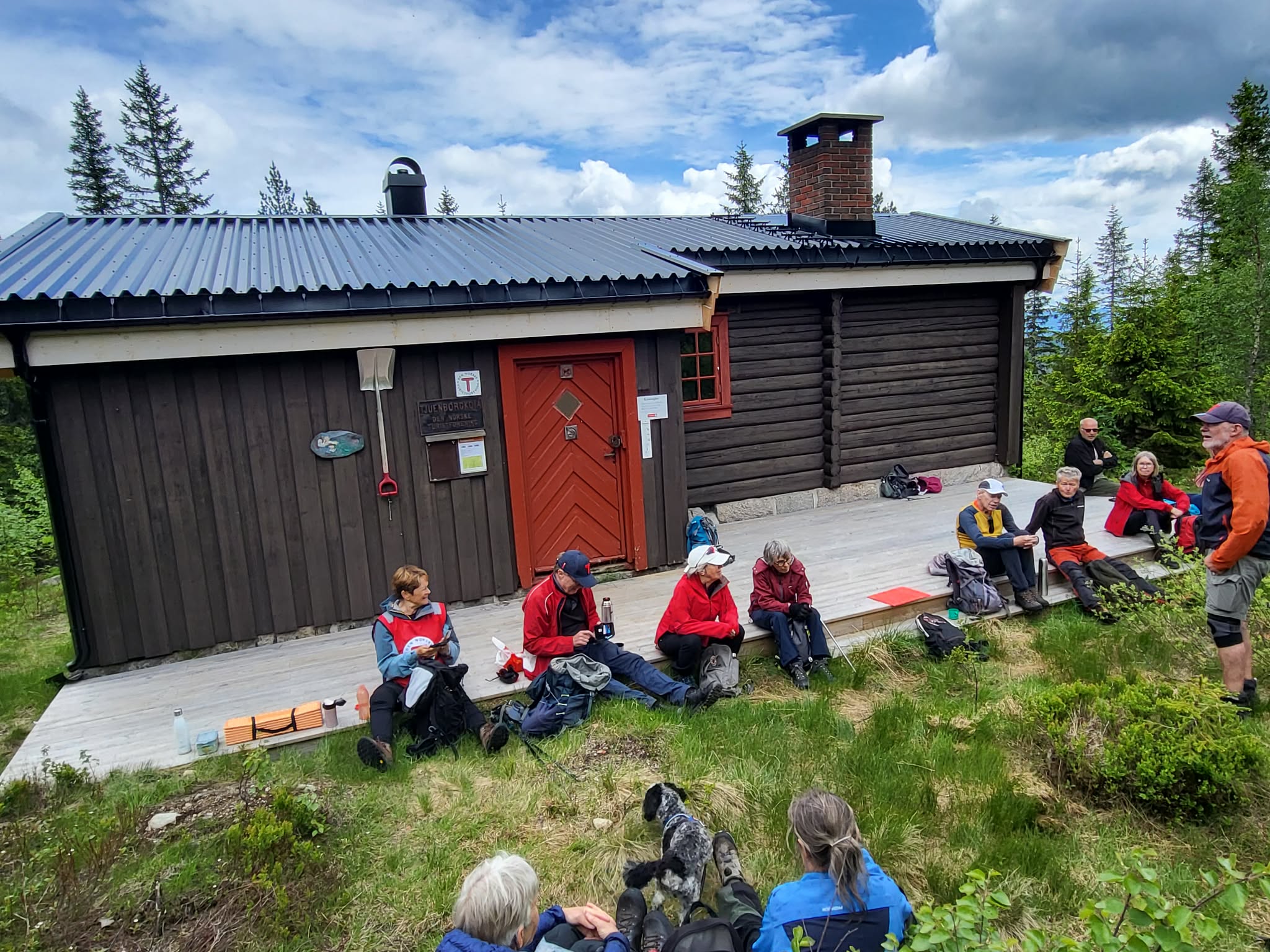Axel forteller utenfor Tjuenborgkoia. Foto: Vigdis &Oslash;ie