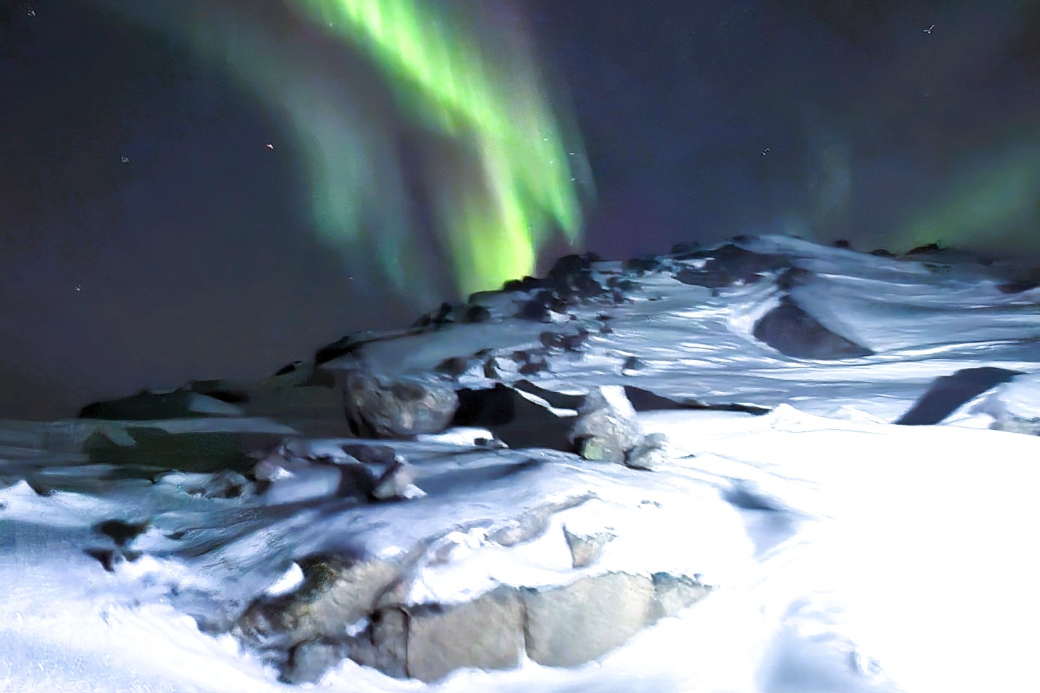Vinterføre med stein og nordlys