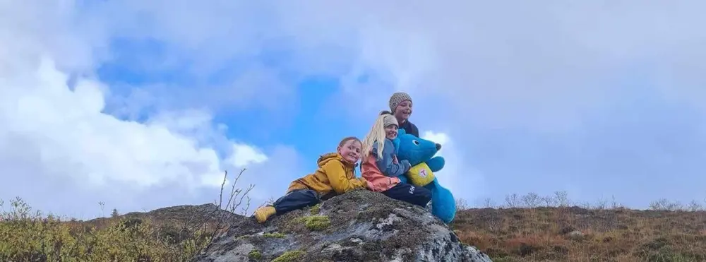 Barn med Turbo-bamse på en stein