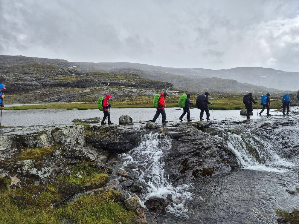 P&aring; vei ned fra Skinfjellet mot Lonavatnet