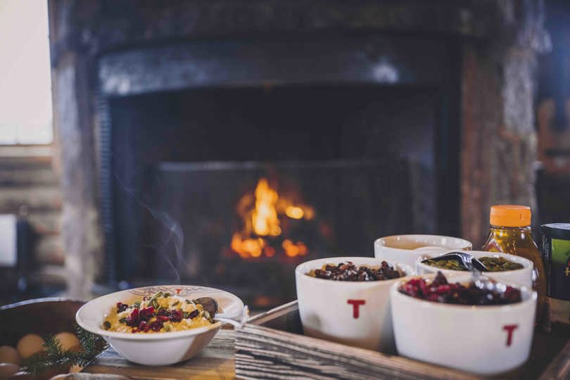 Frokostbord på hytte