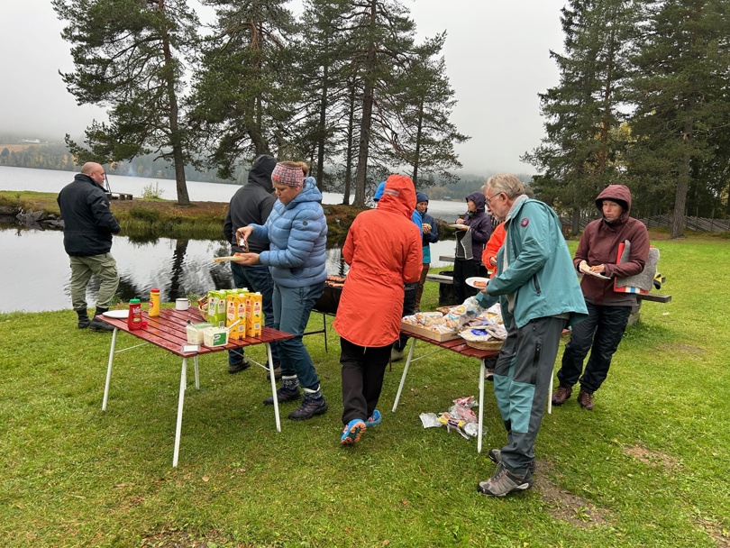 Deltakerne griller pølser