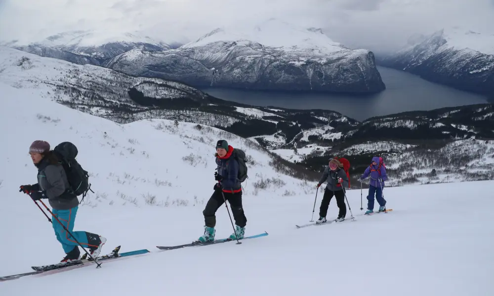 Ungdommer på topptur på ski