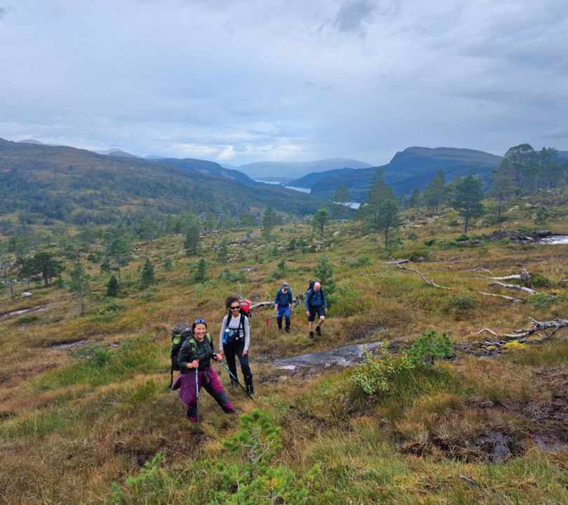 Turfølget vandrer i terrenget