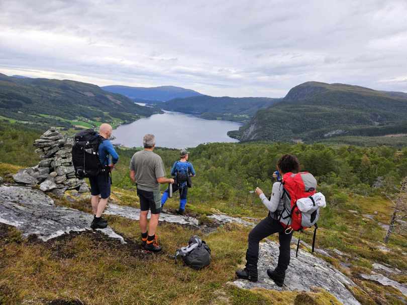 Turfølget med utsikt over fjell og vann
