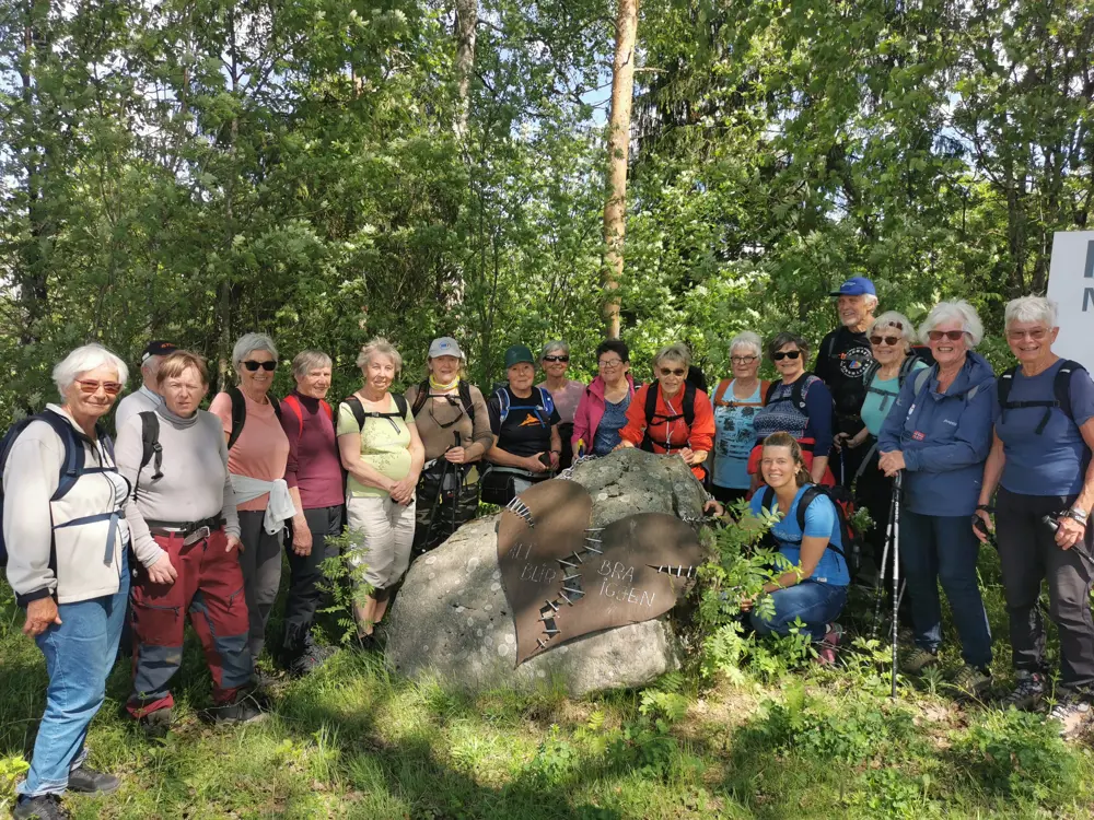Turgruppe samlet ved en hjertestein