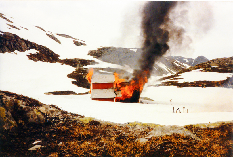 Arkivbilde av hytte som brenner.