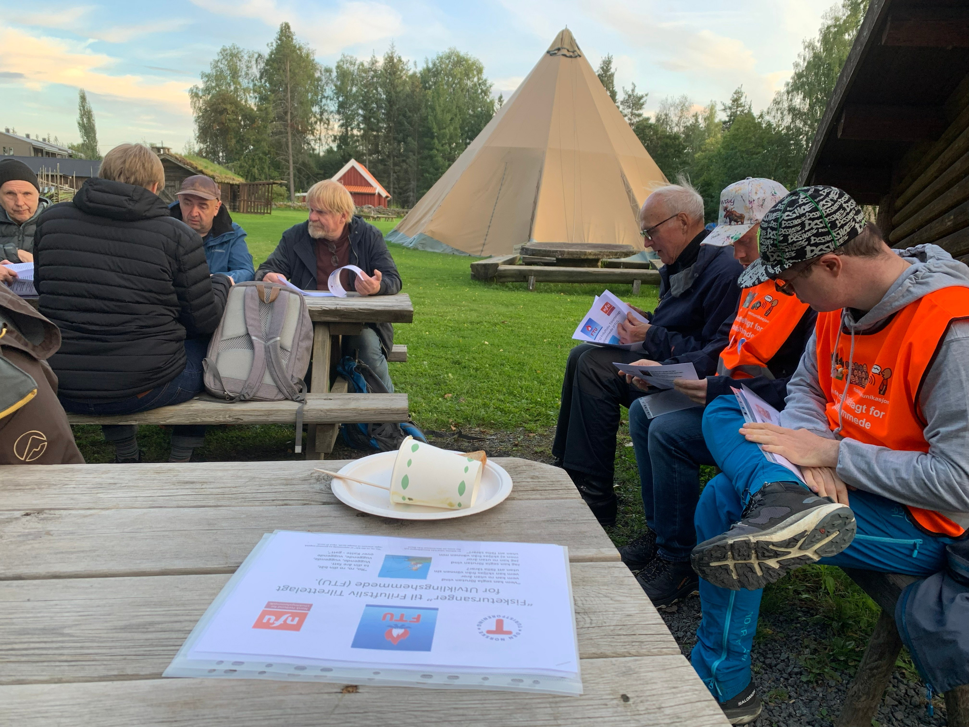 Matpause ved gapahuk og lavvo i bakgrunnen