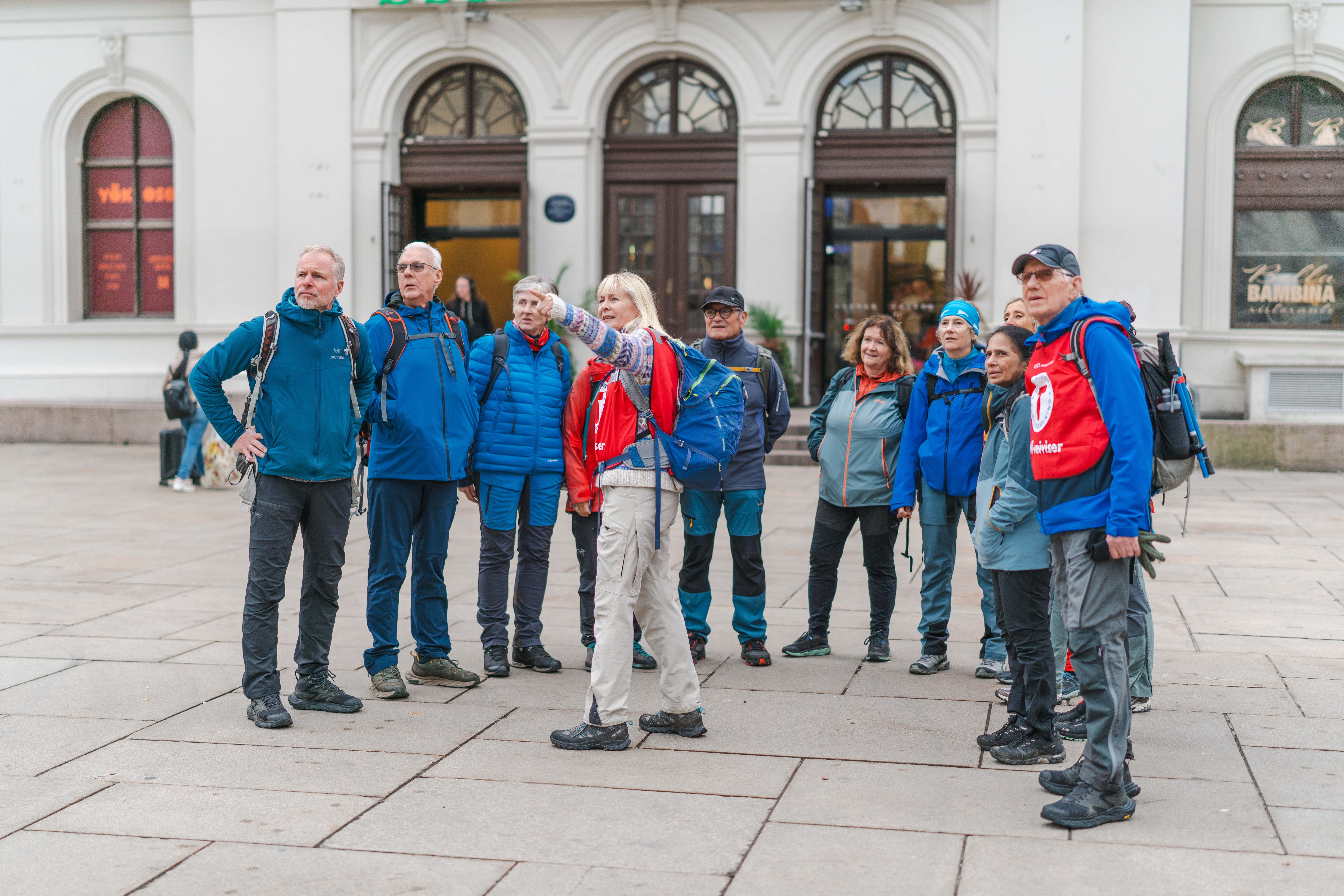 personer som står i en halvsirkel på et torg i Oslo