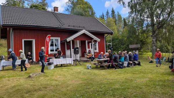 Bilde av Lebiko og gruppe mennesker som spiser og Roy Lønhøyden synger og spiller gitar
