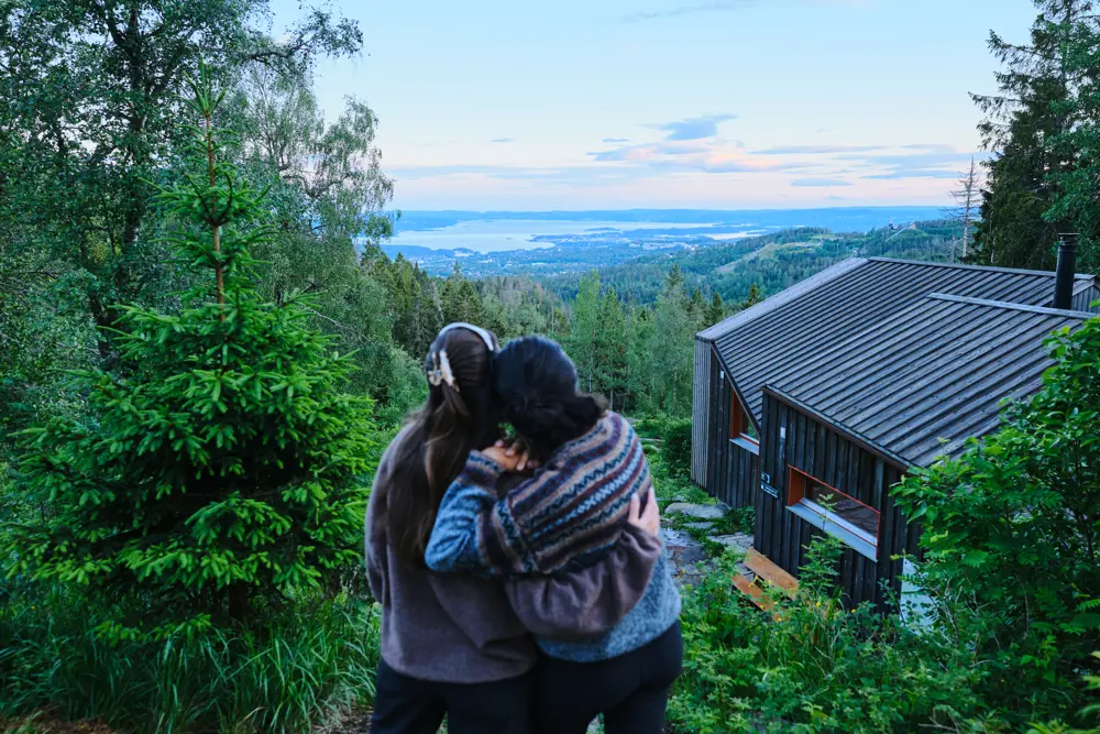 to personer står og se på utsikt ved DNT-hytte