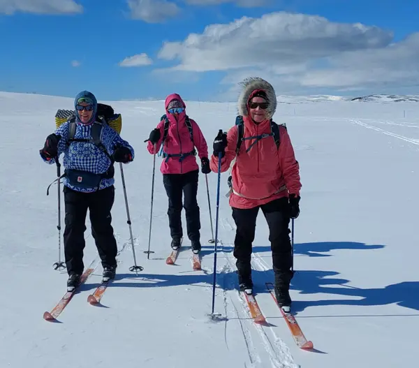 Tre personer på skitur