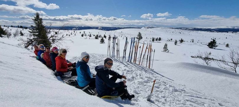 Skiløpere som spiser og har fin utsikt mor fjell