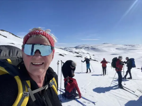 Bjørg Ekker på ski i sol og fint føre