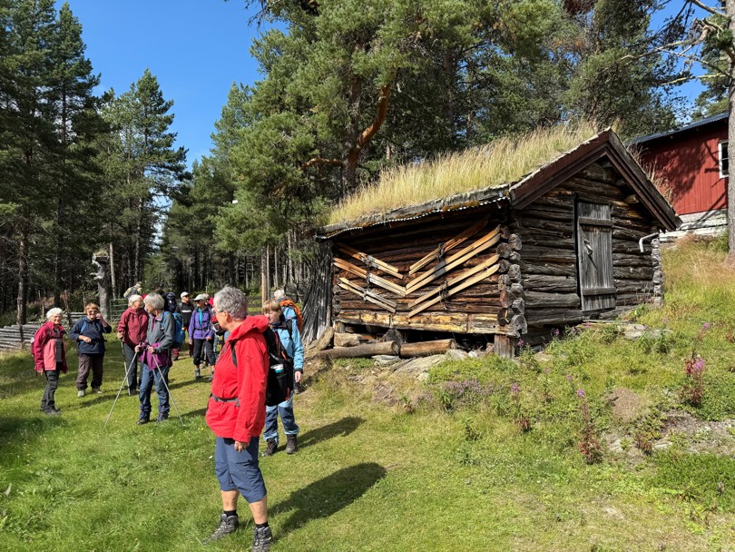 Turgruppe ved gammelt hus