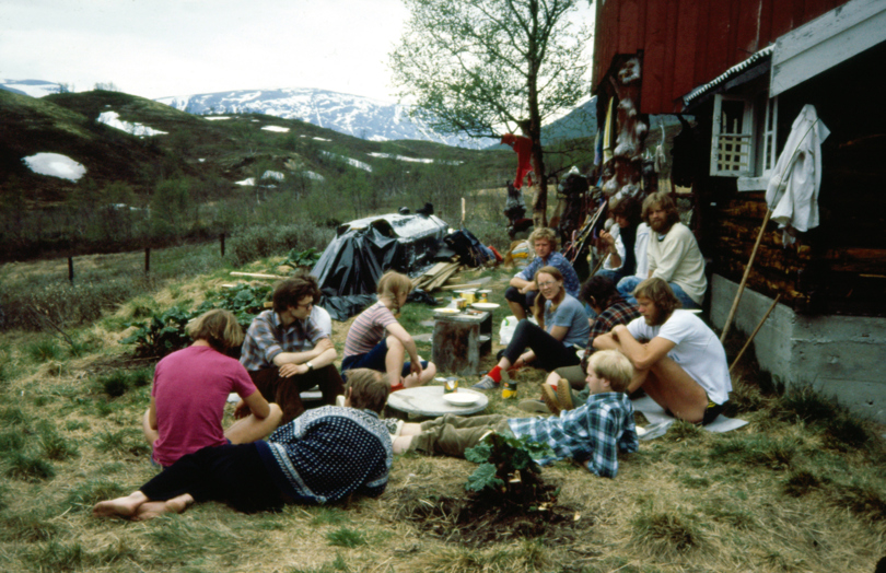 Ung dugnadsgjeng på Dindalshytta i 1988. Ungdommen kom for fullt i fjellet, og mer arbeid ble utført som dugnad.