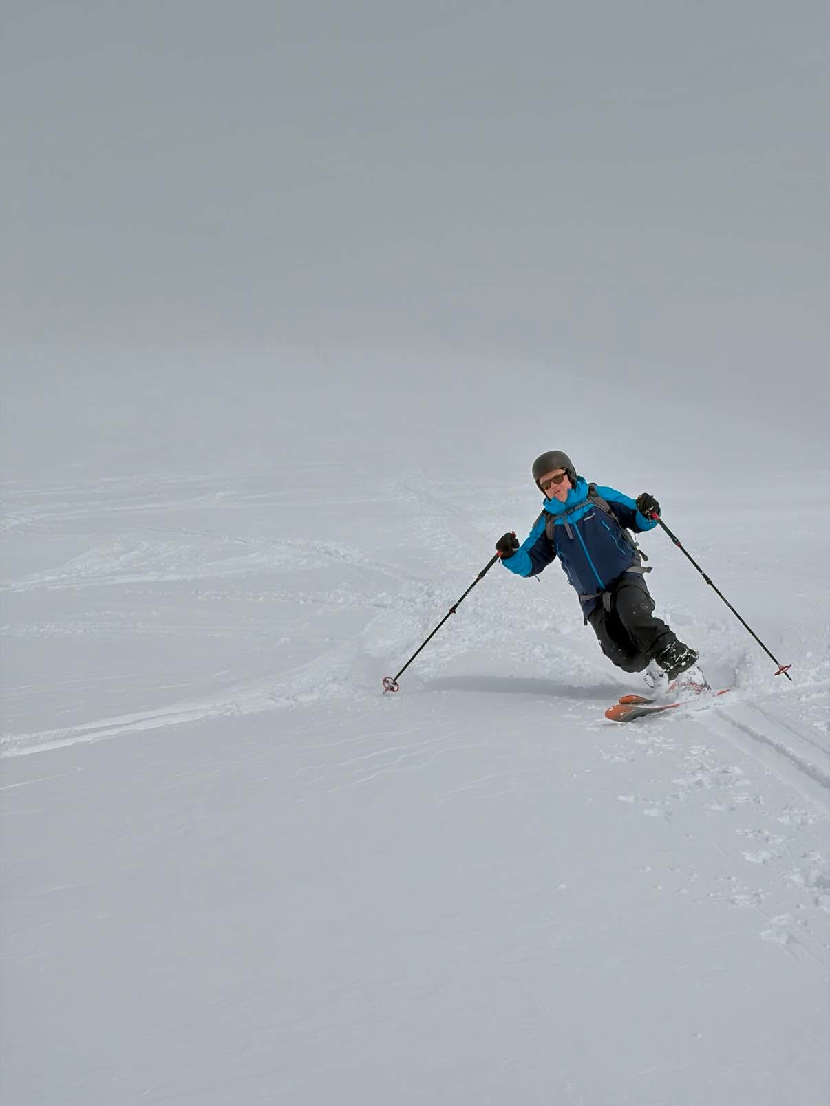 Mann setter svinger p&aring; telemarkski
