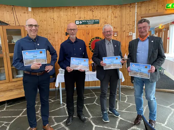 Fire menn har viser frem diplom for tildeling av hederstegn