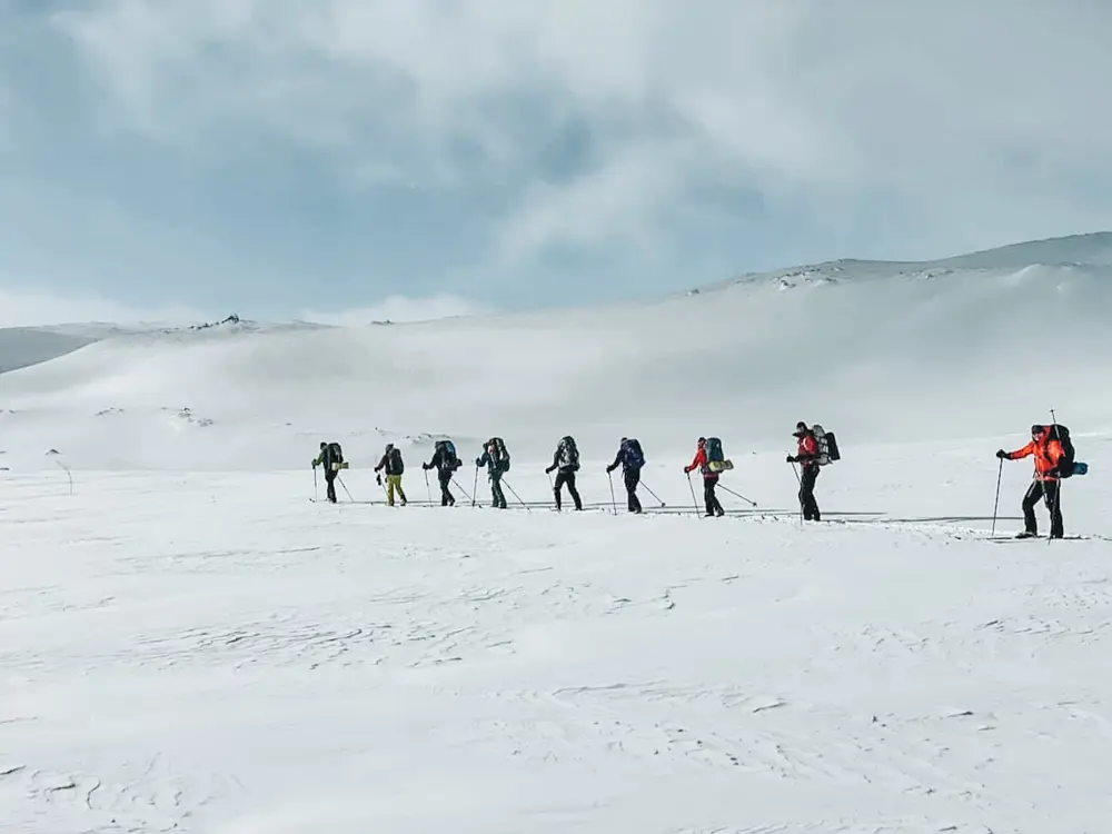 Fjellsportgruppa som står på si i fjellet. Foto.