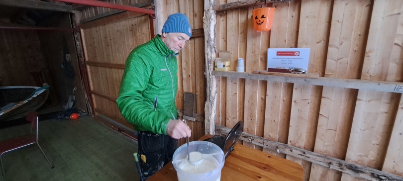 Mann steiker vafler i naust