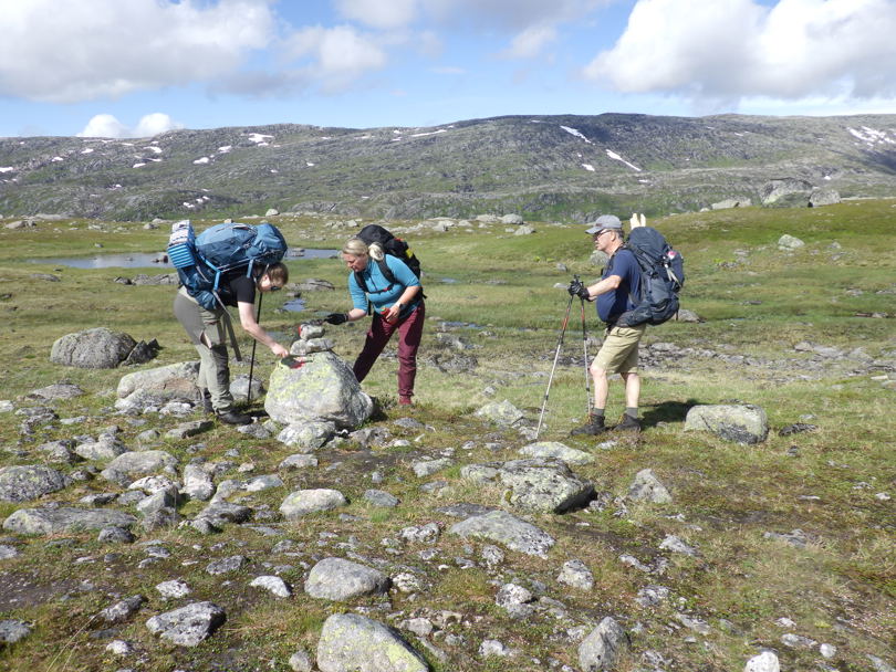 Tre personer som merker løype på fjellet