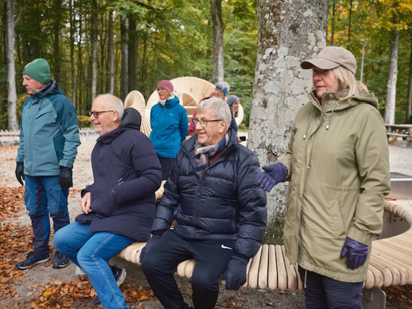 Frivillige i Bøkeskogutvalget følger spent med når Bøketrollet heises på plass. Foto Morten Rakke