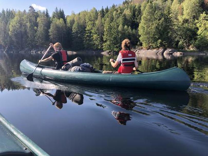 To folk på kanotur