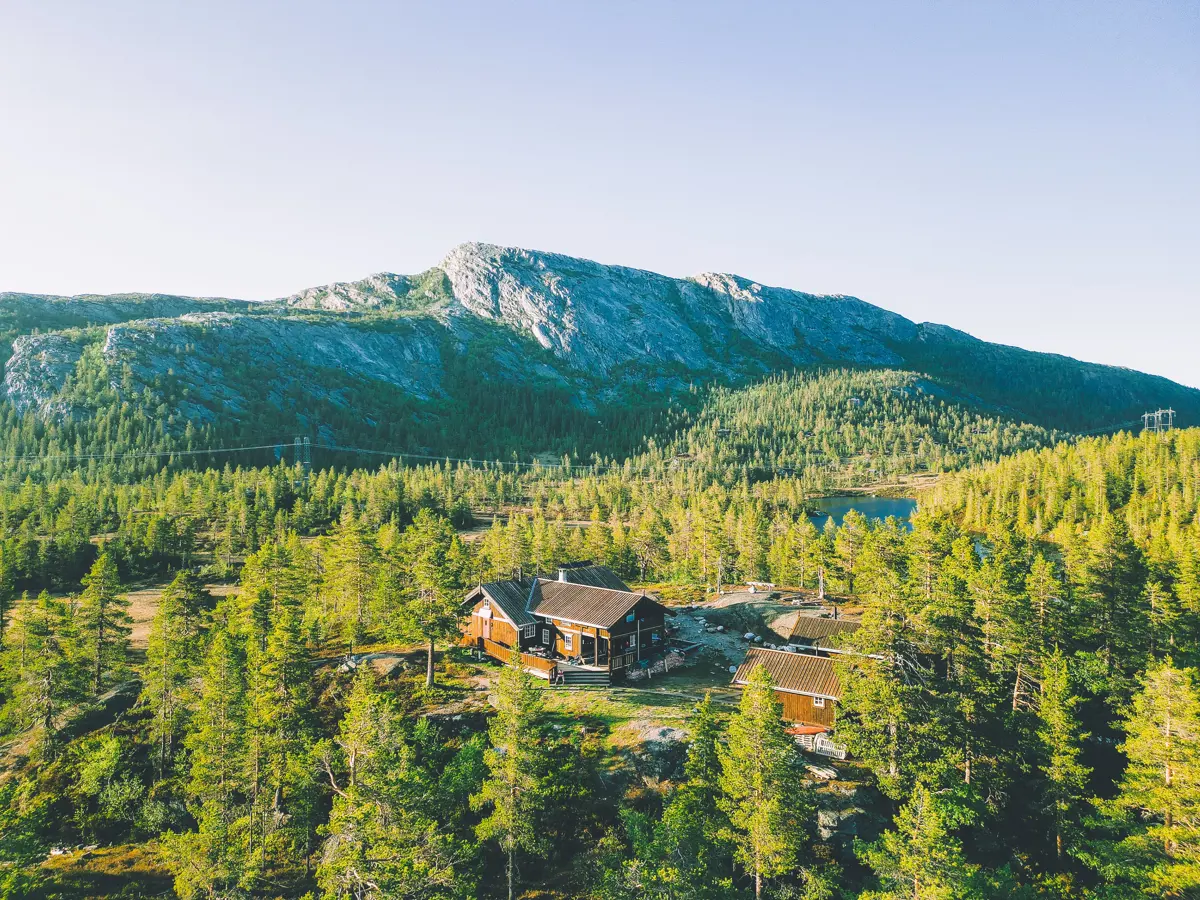 Himingsjå Turisthytte med Himingen i bakgrunnen.